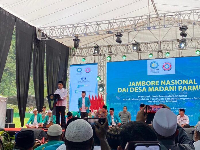 Presiden Joko Widodo memberikan sambutan dalam acara pembukaan Jambore Nasional Dai Desa Madai 2023 dan meminta Bupati Satono berdiri sebagai representasi Kader Parmusi yang berhasil menjadi kepala daerah dan menorehkan sejumlah prestasi selama dua tahun memimpin Sambas. (Istimewa)