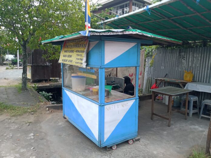Gerobak dagangan Asi menjual nasi kuning di Jalan Putri Candramidi, Kota Pontianak. (Insidepontianak.com/Greg)