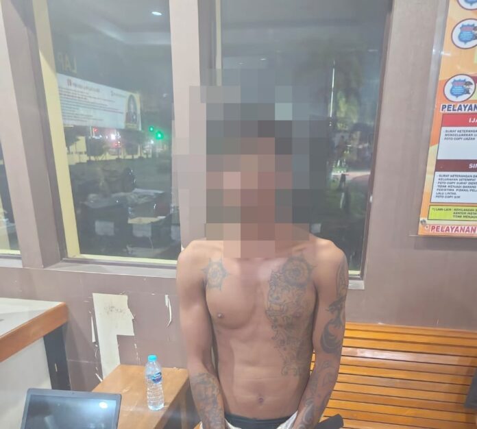 YO (23) tersangka pembunuhan terhadap ibu rumah tangga berinisial EW (60) warga Desa Titi Baru, Kecamatan Tumbang Titi, Kabupaten Ketapang. (Istimewa)