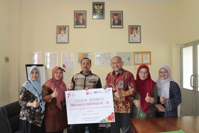 Telkom Kalbar salurkan bantuan pendidikan program CSR di SMK Negeri 8 dan SMK Negeri 4 Pontianak, Sabtu (16/9/2023). (Istimewa)