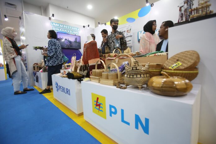 Stand PLN di acara Bazar UMKM untuk Indonesia menjual berbagai produk kerajinan lokal. (Istimewa)