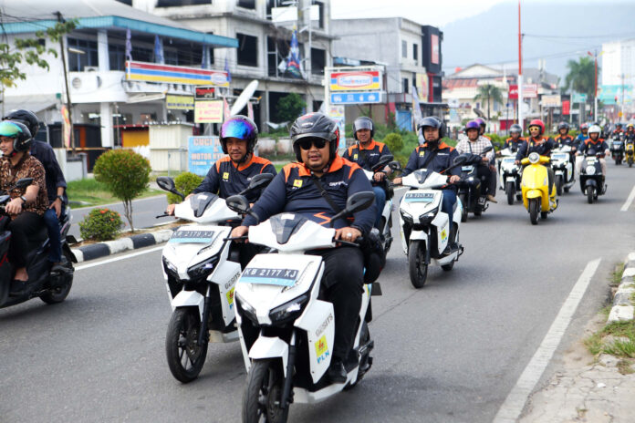 Komunitas kendaraan listrik Kota Singkawang bersama pihak PLN konvoi kendaraan listrik keliling kota, Rabu (27/9/2023). (Istimewa)