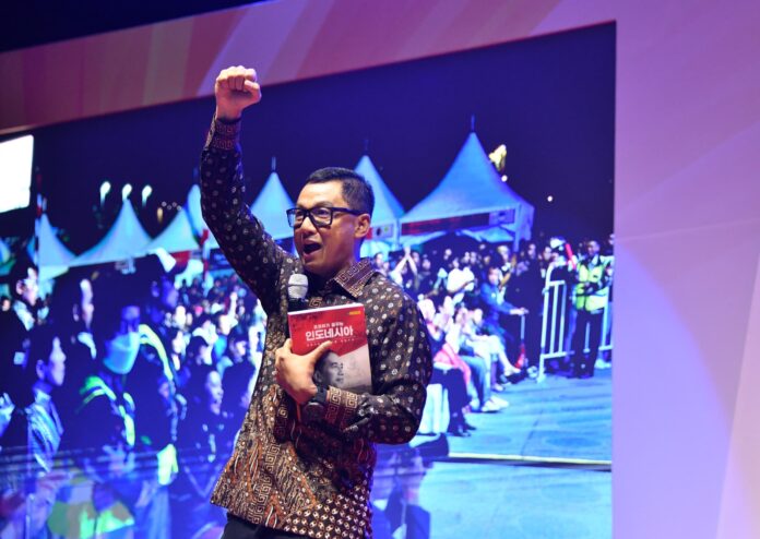 Direktur Utama PLN, Darmawan Prasodjo menulis buku biografi Presiden Jokowi berjudul: Jokowi Mewujudkan Mimpi Indonesia” dirilis dalam versi bahasa Korea. (Istimewa)