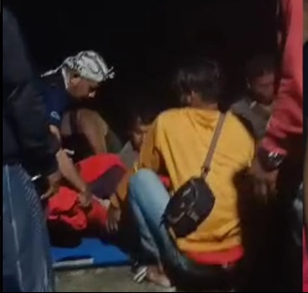 Petugas bersama warga mengevakuasi Muhammad Qoyirul Ivan (24) penumpang kapal KM Bintang Grub, yang jatuh di perairan Sungai Kapuas Terentang, Kubu Raya, Kamis (28/9/2023) malam. (Istimewa)
