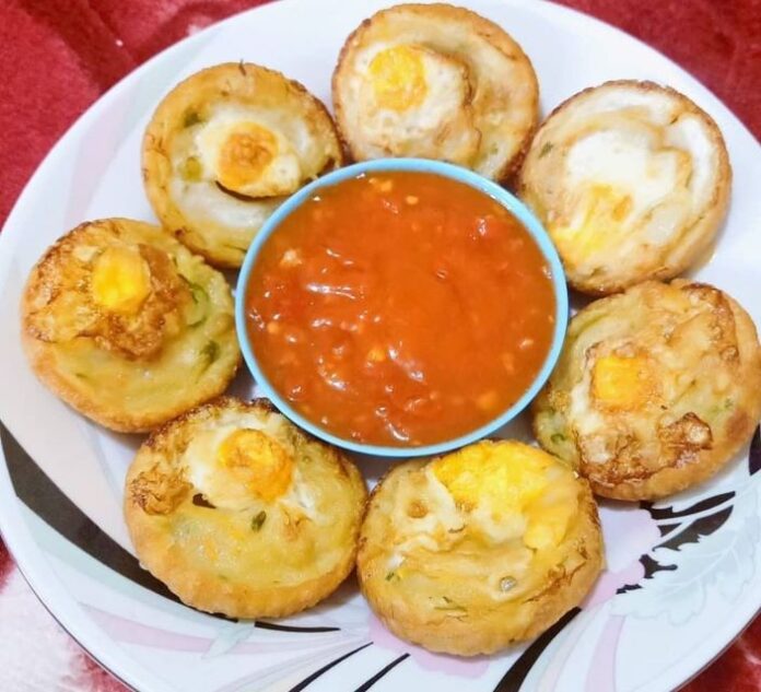 Bakwan telur mata gajah merupakan kuliner khas Sampit, cara mengolahnya mirip dengan bakwan, tapi menggunakan telur puyuh sebagai topping. (Foto: Instagram @foodby_nyonyattan)