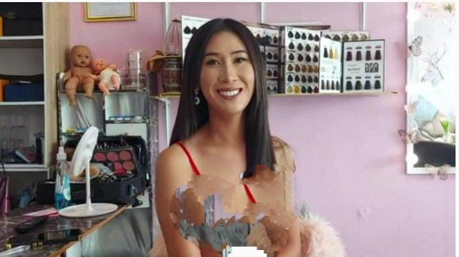 Nong Wine tengah memakai busana seksi berupa lingerie untuk menarik pelanggan di salon yang dimilikinya. (Foto: Facebook Sanook).