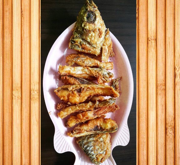 Memang, ikan jelawat goreng cenderung kalah populer dengan bakar. Tapi, rasa nikmat dari daging ikan jelawat yang manis tentu membuat menu goreng tak kalah enak. (Foto: Instagram @anwaryuz)