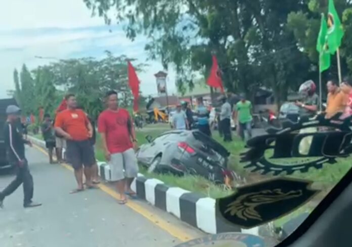 Mobil tergelincir masuk parit di Jalan Arteri Supadio, Kubu Raya, Sabtu (16/9/2023). (Istimewa)