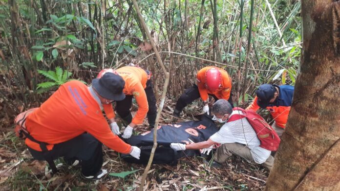 Tims SAR mengvakusi jasad perempuan bernama Sridandi yang tewas di kebun, wilayah Kuala Behe, Kabupaten Landak. (Istimewa)