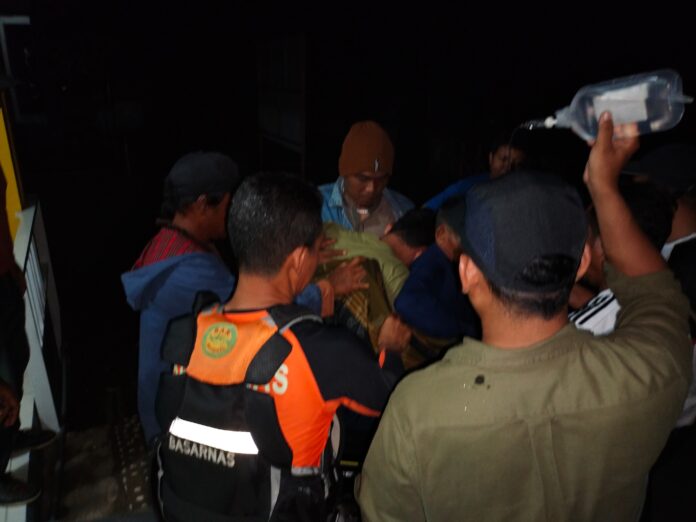 Tim SAR mengevaakuasi Muhammad Qoirul Ivan, penumpang KM Bintang Group yang terjatuh di Sungai Kapuas, Kecamatan Terentang, Kubu Raya dengan kondisi selamat, Kamis (28/9/2023). (Istimewa)