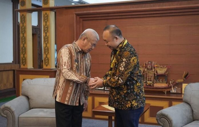 Sekda Ketapang Alexander Wilyo bersalaman dengan Pj Gubernur Kalbar usai berkoordinasi dan berkonsultasi. (Istimewa)