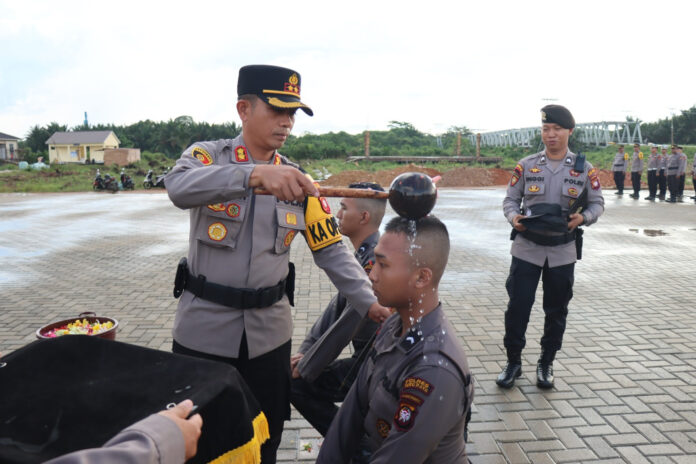 Kapolres Kubu Raya, AKBP Arief Hidayat melakukan prosesi siraman dan pembaretan kepada 100 personel Tim Reaksi Cepat yang bertugas mengamankan pemilu 2024, Kamis (26/10/2023). (Istimewa)