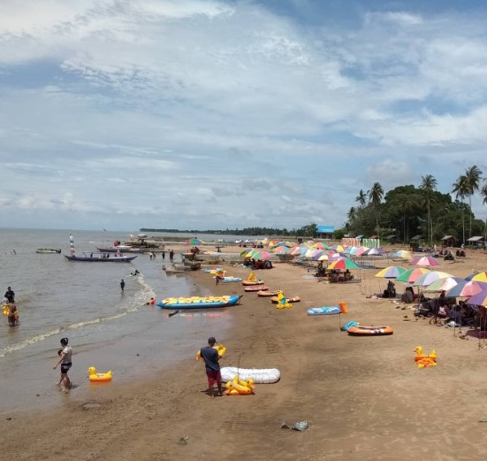 Meskipun Pantai Takisung merupakan Laut Jawa, namun ombaknya tidak besar seperti halnya pantai selatan Pulau Jawa. (Foto: Instagram @fiyak.as)
