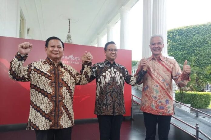 Dari kiri ke kanan: Capres Prabowo Subianto, Capres Anies Baswedan, dan Capres Ganjar Pranowo berfoto bersama setelah menghadiri acara makan siang bersama dengan Presiden Jokowi. (Foto: Anis Firdaus/Antara).
