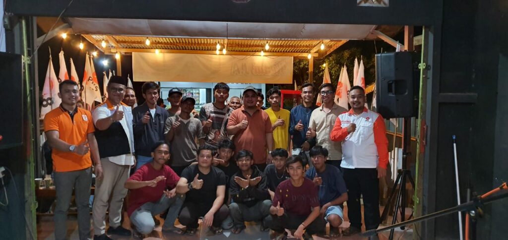 Ketua DPD PKS Kabupaten Melawi, Muhammad Mochlis bersama para kader dan relawan. (Istimewa)