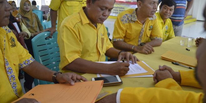 Fransikus Ason ketika mendaftar sebagai calon Wakil Bupati ke Partai Golkar pada Pilkada Sanggau 2018. (kabar.sanggau.go.id)