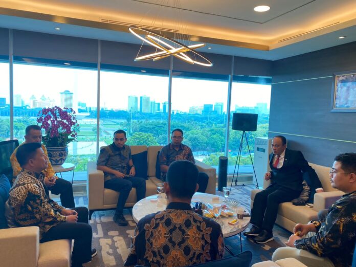 Bupati Sambas, Satono berdiskusi dengan Menteri Komunikasi dan Informatika, Budi Arie Setiadi, Jakarta, Senin (27/11/2023). (Istimewa)