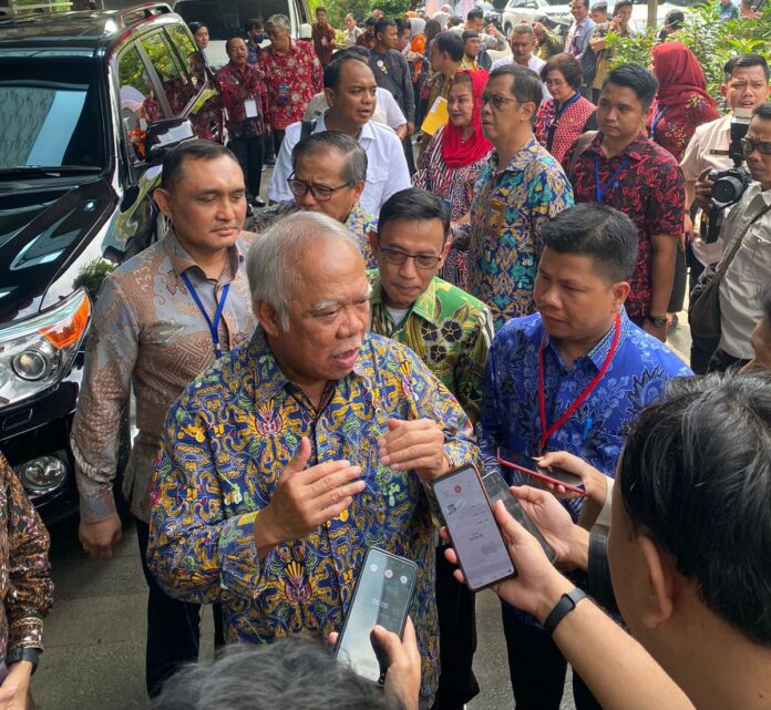 Menteri PUPR Basuki Hadimuljono didampingi Bupati Sambas Satono, saat diwawancarai wartawan di Jakarta usai penyerahan aset atau Barang Milik Negara atau BMN kepada pemerintah daerah, Rabu (29/11/2023). (Istimewa)