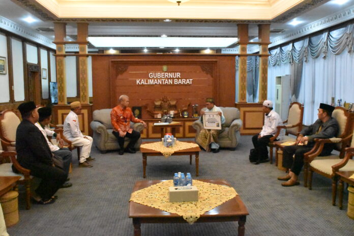Pj Gubernur Kalbar, Harisson menerima kunjungan kerja rombongan pengurus BAZNAS Kalbar, yang dipimpin oleh ketua Uray M Amin, Kamis (30/11/2023). (Istimewa)