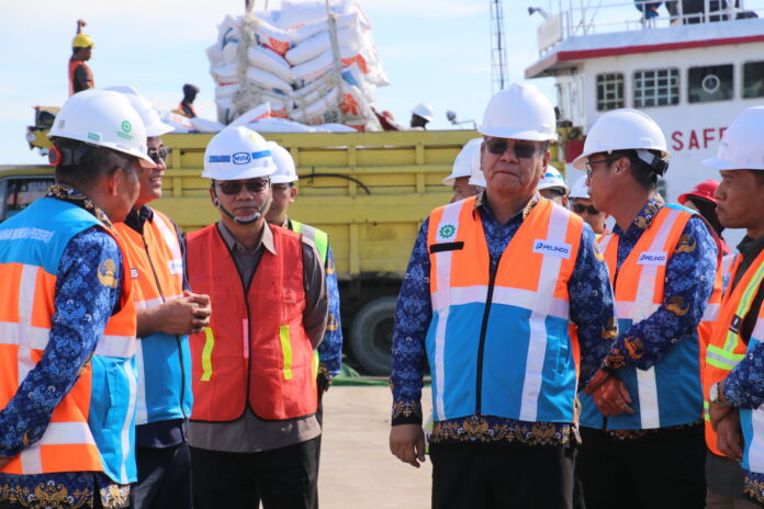 Pj Gubernur Kalbar, Harisson memantau kedatangan pasokan beras yang didatangkan Bulog di Pelabuhan Kijing Mempawah, Rabu (29/11/2023). (Istimewa)