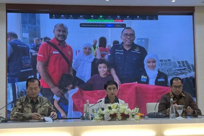 Menteri Luar Negeri (Menlu), Retno Marsudi memberikan keterangan proses evakuasi 4 WNI dan 1 istri WNI dari Gaza, Palestina, saat menghadiri konferensi pers di Jakarta Pusat, pada Jumat (3/11). (Foto: Yashinta Difa/Antara).