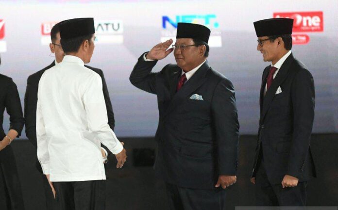Prabowo Subianto memberkan hormat kepada Jokowi saat hendak berdebar capres-cawapres pada tahun 2019 lalu. (Wahyu Putro A/Antara)