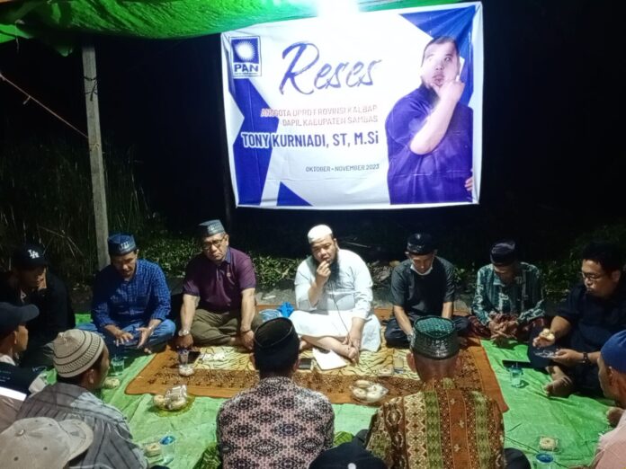 Anggota DPRD Kalbar, Tony Kurniadi melaksanakan reses di Desa Sabaran, Kecamatan Jawai Selatan, Kabupaten Sambas, Selasa (31/11/2023).