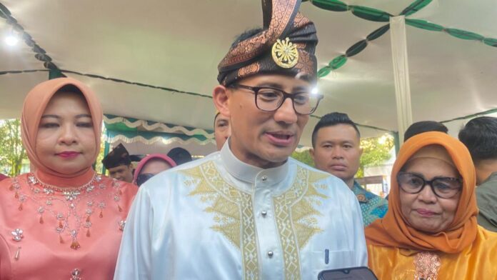 Menteri Pariwisata dan Ekonomi Kreatif (Menparekraf), Sandiaga Uno, saat peresmian Pekan Budaya UMKM dan Ekonomi Kreatif Khatulistiwa, di Alun-alun Kapuas, Sabtu (18/11/2023).