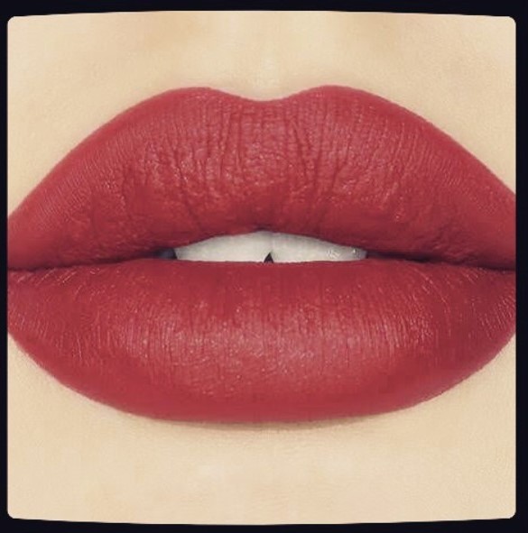 Lipstik juga bisa menjadi salah satu penyebab hingga bibir Anda menjadi gelap. (Foto: Instagram @madam.arra)