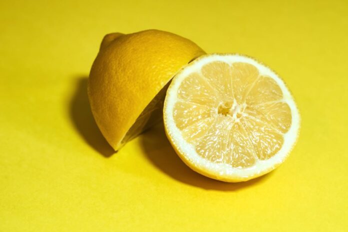 Buah jeruk seperti lemon berkhasiat mencerahkan kulit. Jika dikombinasikan dengan madu, lemon bisa mencerahkan bibir. (Foto: Ilustrasi/pexels.com)