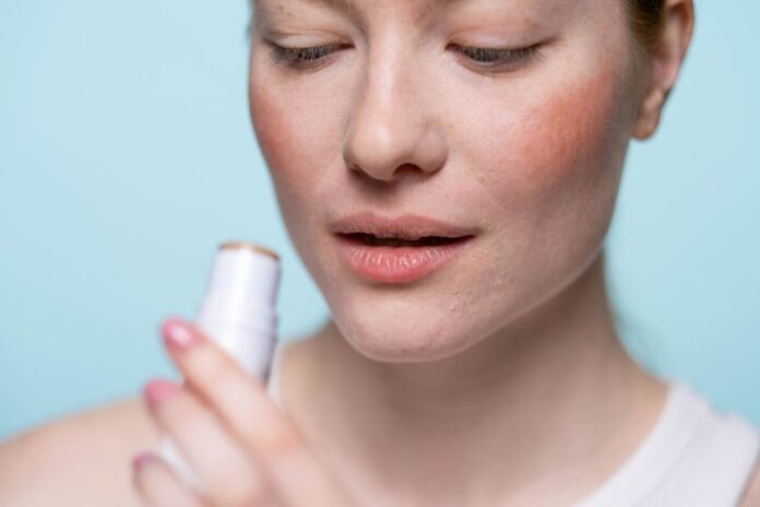 Eksfoliasi bisa menjadi salah satu cara yang efektif untuk mengatasi bibir hitam. (Foto: Ilustrasi/pexels.com)