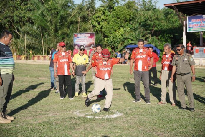 Foto: insidepontianak.com -+ Plt. Bupati Sanggau, Yohanes Ontot resmi membuka Turnamen Sepak bola Embaong Natal Cup Seri I yang berlangsung di Desa Embaong Kecamatan Kapuas pada Jum'at (24/11/2023) sore.