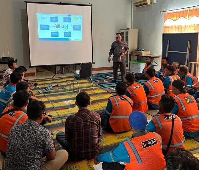 Puluhan petugas layanan teknik atau Yantek dari tiga unit layanan pelanggan, yang terdiri dari ULP Sintang, ULP Nanga Pinoh dan ULP Putussibau melikui pelatihan. (Istimewa)