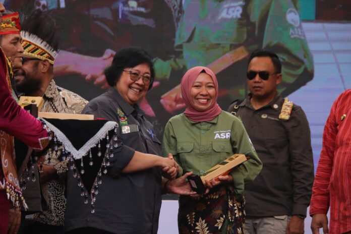Yayasan Alam Sehat Lestari (ASRI) dianugerahi penghargaan. Penghargaan ini diserahkan langsung oleh Menteri Lingkungan Hidup dan Kehutanan (KLHK), Siti Nurbaya, Rabu (8/11/2023). (Istimewa)