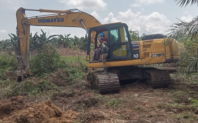 Alat berat excavator milik PR CSC berkerja di lahan pertanian tansmigran Dusun Sumber Rejo. Lahan ini diduga sudah dikuasi perusahaan. (Istimewa).