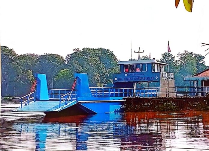 Kapal ferry penyeberangan Silat Kapuas Hulu, yang diadakan Dishub Kapuas Hulu, tahun 2019 diduga kapal bekas. Kasus ini pun sudah ditangani Kejati Kalbar. (Istimewa)