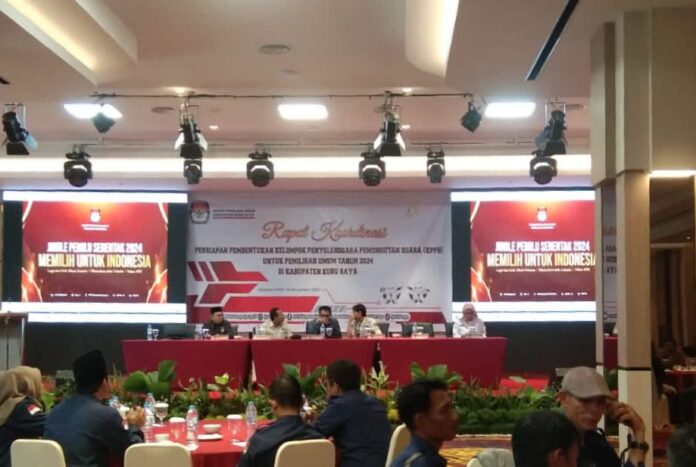 KPU Kubu Raya gelar rapat koordinasi tahapan pembentukan Kelompok Penyelenggara Pemungutan Suara atau KPPS, Kamis (30/11/2023). (Insidepontianak.com/Ayu)