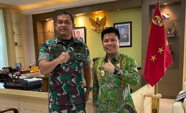 Bupati Sambas Satono foto bersama dengan KASD Jenderal Maruli Simanjuntak. (Istimewa)