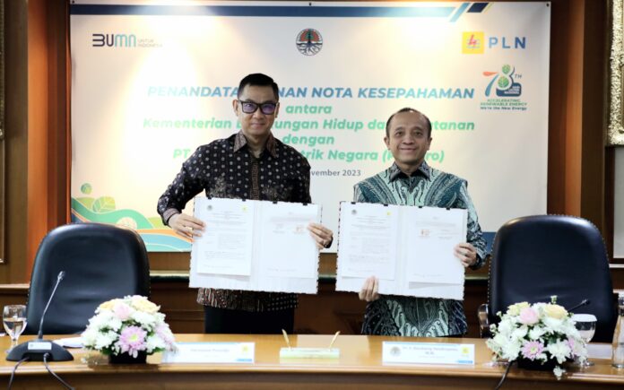 Dirut PLN Darmawan Prasodjo bersama Sekjen KLHK Bambang Hendroyono menunjukkan dokumen MoU kolaborasi untuk meningkatkan penggunaan energi terbarukan. (Istimewa)