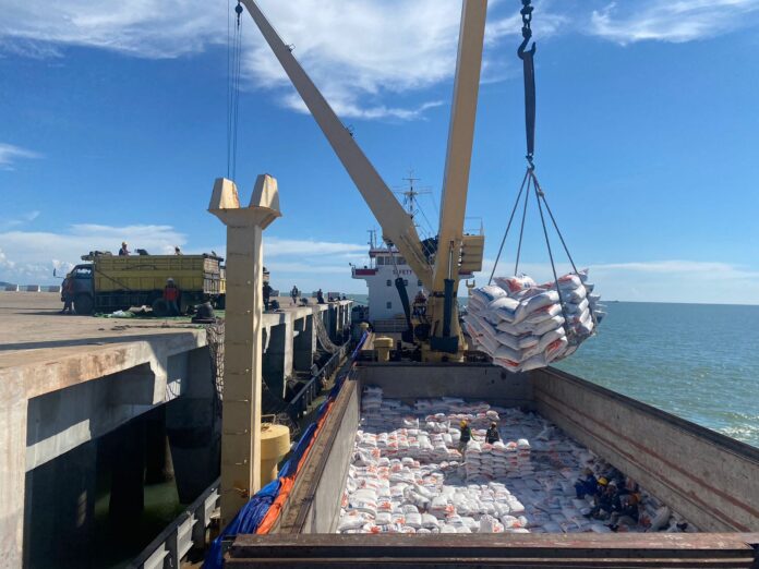 Bulog Kalbar datangkan 3.900 ton beras lewat Pelabuhan Internasional Kijing, Mempawah, Rabu (29/11/2023). (Insidepontianak.com/Ayu)