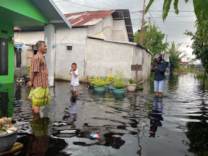 Banjir merendam pemukiman warga di RT 6 RW 1, Desa Teluk Kapuas, Kecamatan Sungai Raya, Kubu Raya, Senin (4/12/2023). (Istimewa)