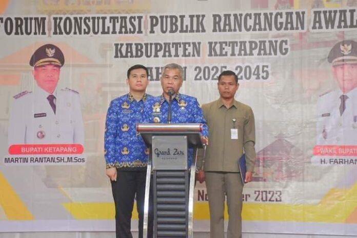 Bupati Ketapang Martin Rantan, membuka Forum Konsultasi Publik Rancangan Awal RPJPD Kabupaten Ketapang tahun 2025-2045 yang diselenggarakan Bappeda Ketapang, di Hotel Grandzuri Ketapang, Rabu (29/11/2023). (Istimewa)