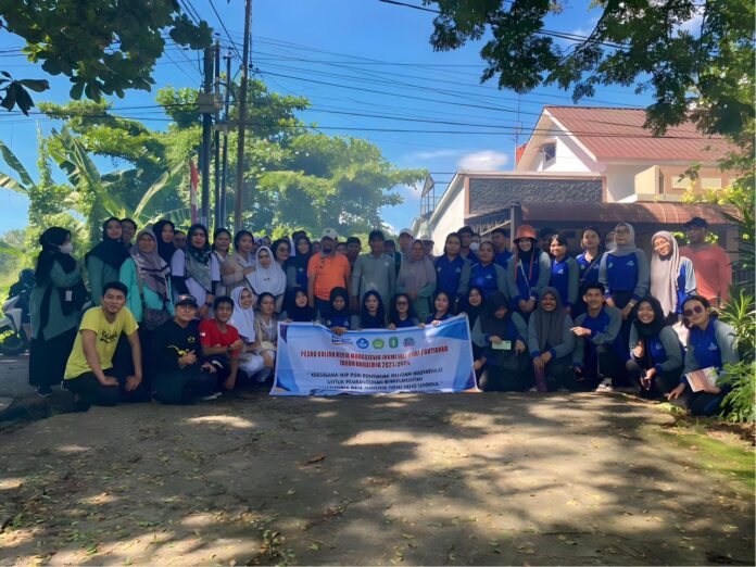 Mahasiswa IKIP-PGRI Pontianak yang melaksanakan KKM di Pontianak Selatan foto bersama warga usai gelar kegiatan pembagian abate dan sosialisasi 3 M mencegah Demam Berdarah Dengue atau DBD, Rabu (6/12/2023). (Istimewa)