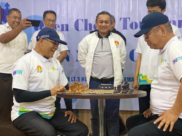 Pj Gubernur Kalbar Harisson bersama General Manager PLN UID Kalbar, Wahyu Jatmiko, bermain catur sebagai tanda dimulainya turnamen catur cepat PLN Mobile Cup 2023, Sabtu (16/12/2023). (Istimewa)