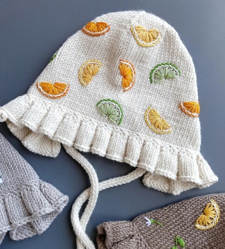 Bayi pakai topi itu bukan sekadar gaya atau aksesoris belaka. Manfaatnya sangat banyak, dari penghangat hingga mencegah sindrom kepala datar. (Foto: Instagram @lovalis.knit)