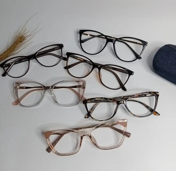Kacamata khusus bisa mengatasi mata silinder. Jika enggan memakainya, maka komplikasi yang tidak diinginkan bisa muncul. (Foto: Instagram @awsm_eyewear)