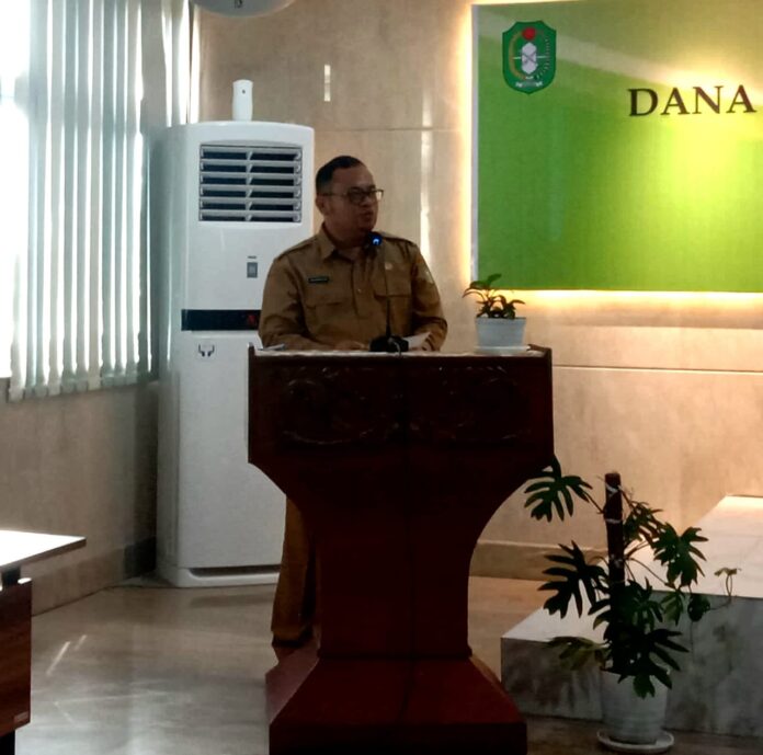 Pj Sekretaris Daerah Kalimantan Barat, Mohamad Barri, saat membuka rapat koordinasi Dana Bagi Hasil Cukai Tembakau se-Kalimantan Barat tahun 2023, di Aula Bapenda Provinsi Kalbar, Selasa (5/12/2023).