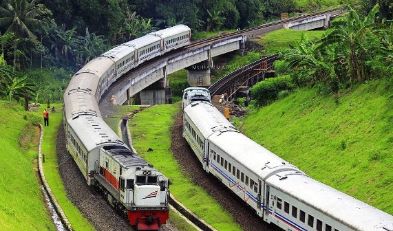 Keenam jenis kereta api di Indonesia memiliki kekhasan tersendiri dan bisa dilihat dari layanan, fisik, maupun penumpangnya. (Foto: Instagram @indonesian.trailways)