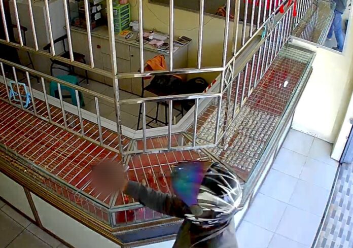 Tangkapan layar dari rekaman CCTV yang beredar di media sosial memperlihatkan perampok menodongkan pistol menyatroni toko emas Surya Mitra, Jalan Husein Hamzah, Kelurahan Pal III, Kecamatan Pontianak Barat, Minggu (4/2/2024) siang. (Istimewa)
